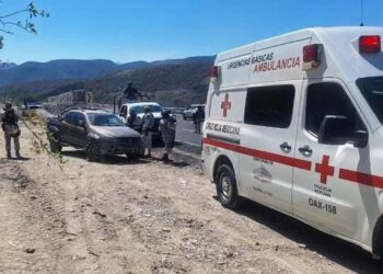 Paramédicos de la Cruz Roja le brindaron los primeros auxilios a los afectados.