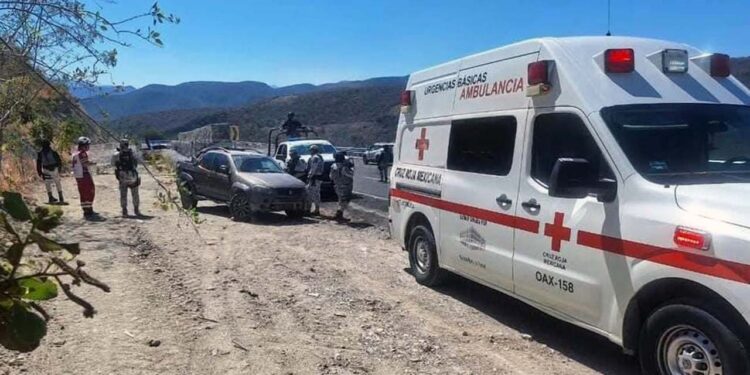 Paramédicos de la Cruz Roja le brindaron los primeros auxilios a los afectados.