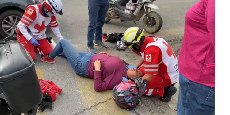 Motociclista es atropellada en el centro de la capital
