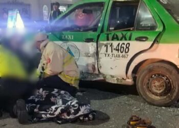 Personal médico atendieron al motociclista herido en el choque.