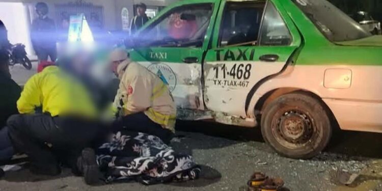 Personal médico atendieron al motociclista herido en el choque.