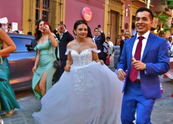 Fotos: Rubén Morales // Lizheidi y Jonathan realizaron un tradicional recorrido por las calles del Centro Histórico de la ciudad de Oaxaca.