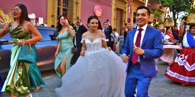 Fotos: Rubén Morales // Lizheidi y Jonathan realizaron un tradicional recorrido por las calles del Centro Histórico de la ciudad de Oaxaca.