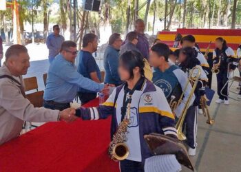 Reconocieron el apoyo de los ex alumnos y benefactores que hicieron posible la donación de los instrumentos musicales.