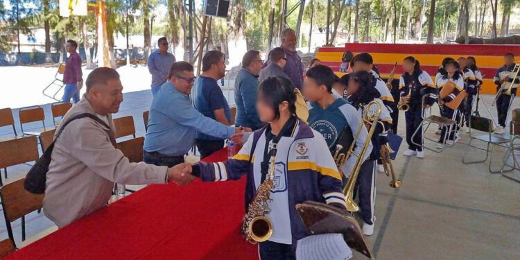 Reconocieron el apoyo de los ex alumnos y benefactores que hicieron posible la donación de los instrumentos musicales.