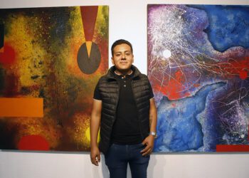 Reska no dejó de recorrer cada uno de los muros donde se postraban sus 18 obras.