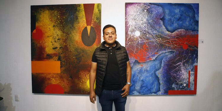 Reska no dejó de recorrer cada uno de los muros donde se postraban sus 18 obras.