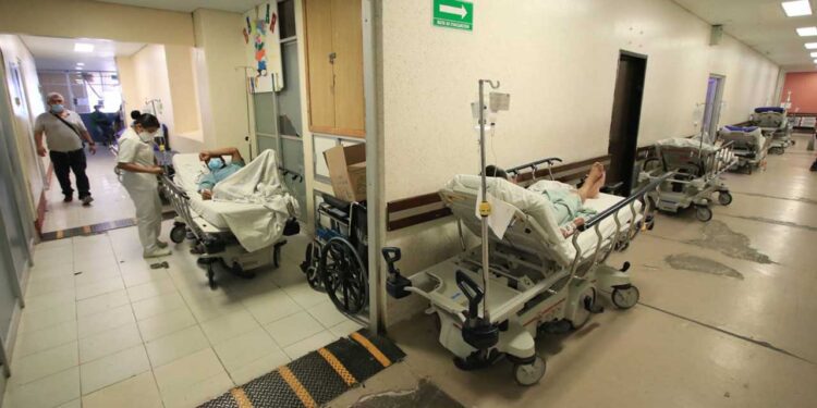 Foto: Adrián Gaytán // SE HUNDE HOSPITAL CIVIL: Mientras el Gobierno del Estado se compromete a “gestionar” soluciones para el Hospital General “Dr. Aurelio Valdivieso”, la situación empeora cada día ante la falta de medicamentos, insumos, combustible y personal médico. Los pacientes son atendidos en los pasillos ante la saturación que se torna crítica.