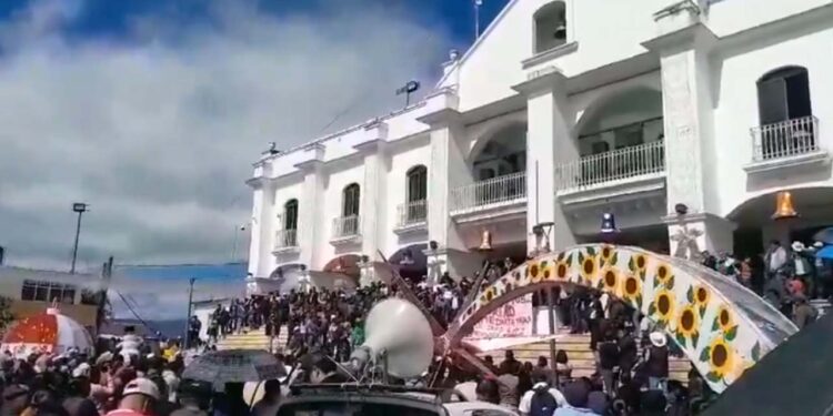 Foto: cortesía // Simpatizantes del presidente municipal de Huautla de Jiménez, David García Martínez, se movilizaron este jueves para exigir su libertad.