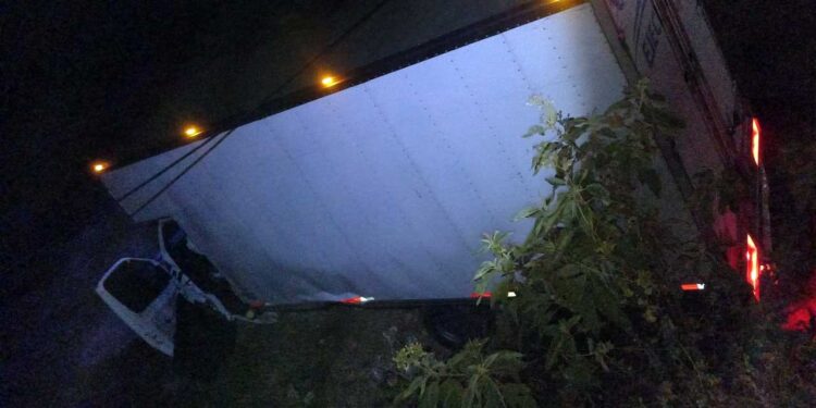 Se desconoce si hubo personas lesionadas en el accidente.