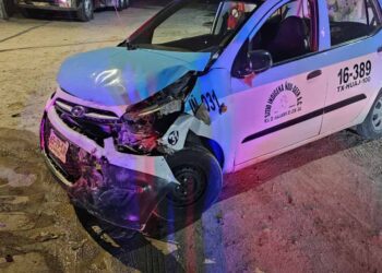 Guardia Nacional roba taxi y se estrella con montacargas