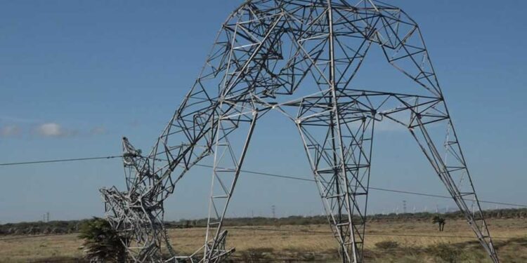 Torres caídas y apagones en el Istmo de Tehuantepec por Frente Frío 24 y sus fuertes vientos