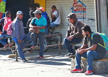 Foto: Archivo El Imparcial // Trabajadores de la construcción esperan ser contratados en alguna obra, en la Central de Abasto.