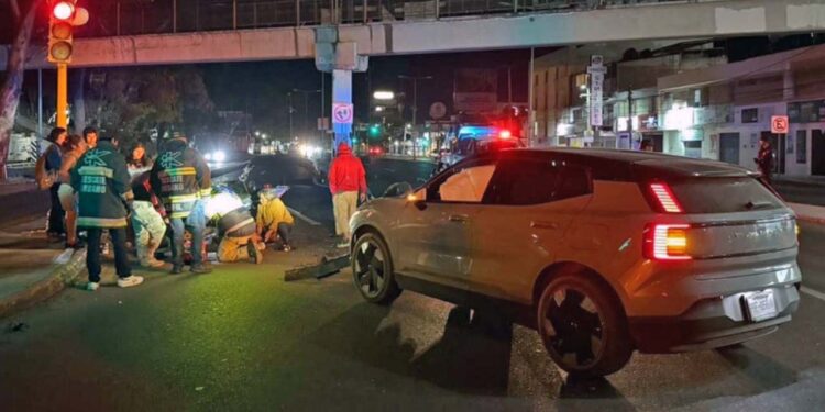 Tanto el conductor de la motocicleta como su acompañante resultaron con lesiones.