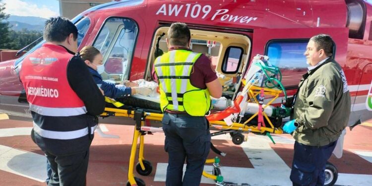 Foto: Gobierno de Oaxaca // Traslado en ambulancia aérea del gobierno del estado de menor hacia el Hospital Infantil de México.