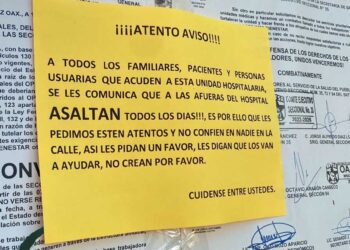 Foto: Yadira Sosa // Una serie de hojas de papel pegadas en los principales accesos del nosocomio advierte a los usuarios.