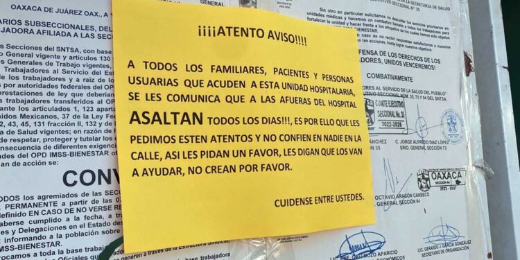 Foto: Yadira Sosa // Una serie de hojas de papel pegadas en los principales accesos del nosocomio advierte a los usuarios.