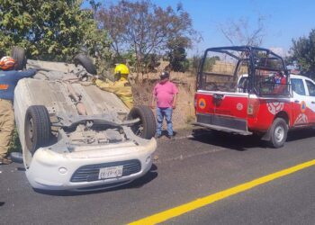 Un automóvil terminó volcado el domingo en jurisdicción de la Villa de Zaachila.