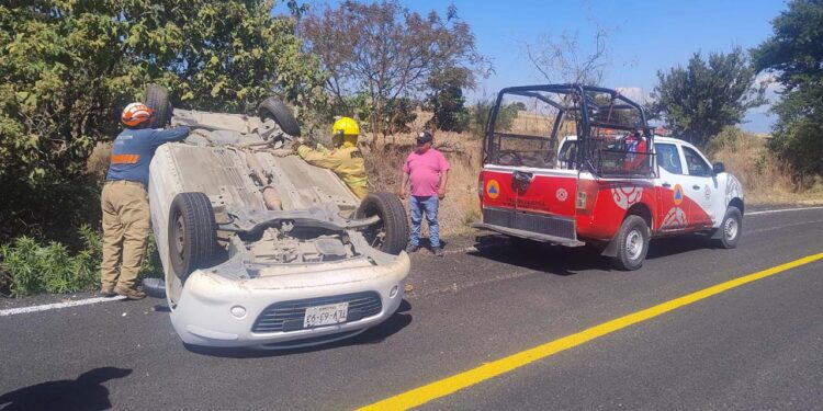 Un automóvil terminó volcado el domingo en jurisdicción de la Villa de Zaachila.