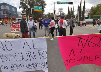 Foto: Jorge Luis Plata // Un cordón y cartulinas de protesta contra la intensión oficial.
