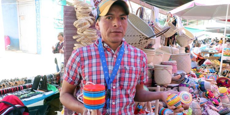 Foto: Adrián Gaytán // Un tanto olvidados permanecieron ayer los juguetes tradicionales en mercados públicos y el tianguis de Día de Reyes.