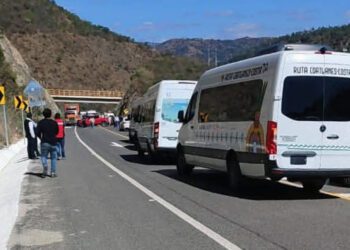 Foto: cortesía // Vuelven a bloquear la súper carretera a la Costa.