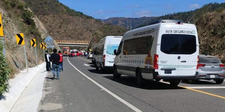 Foto: cortesía // Vuelven a bloquear la súper carretera a la Costa.