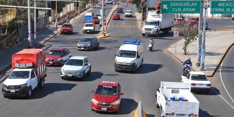 Foto: Adrián Gaytán // Vialidades citadinas a tope tras incesante crecimiento de la cifra del parque vehicular.