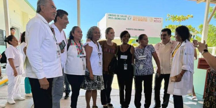 Foto: Gobierno de Oaxaca // Visita de la presidenta de la República, Claudia Sheinbaum, al Centro de Salud de 6 Núcleos Básicos de Puerto Escondido.