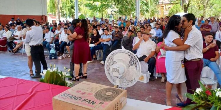 Foto: archivo // Lanzan convocatoria dirigida a las familias oaxaqueñas mayores de 18 años de edad a participar en el programa de las Bodas Colectivas.
