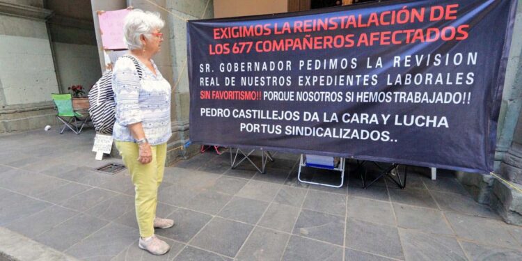 Foto: Adrián Gaytán // Los extrabajadores expusieron que el plantón frente al Palacio de Gobierno continuará hasta lograr la reinstalación a sus centros de trabajo.