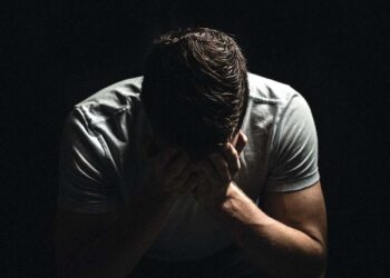 Foto: ilustrativa // Entre los principales síntomas de la depresión destacan: tristeza constante, pérdida de interés o placer en actividades cotidianas, aislamiento social, trastornos del sueño y del apetito.