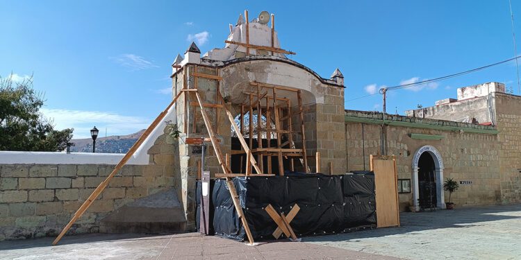 Restauran acceso sur de la basílica de La Soledad