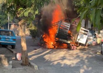 Voraz incendio consume camioneta afuera de taller en Juchitán