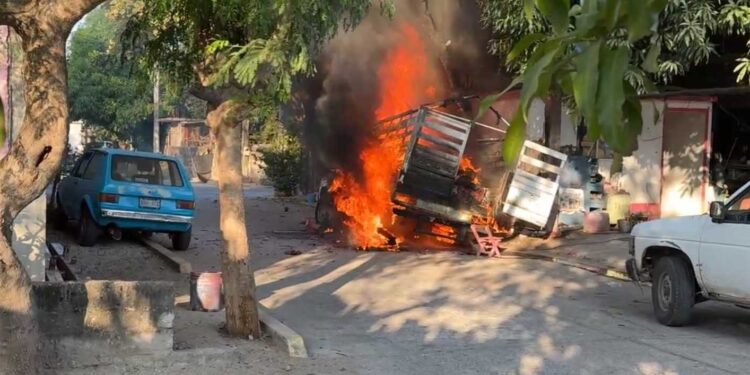 Voraz incendio consume camioneta afuera de taller en Juchitán