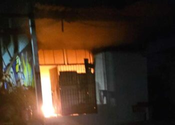Voraz incendio consume vivienda en Pinotepa Nacional, Oaxaca