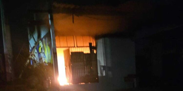 Voraz incendio consume vivienda en Pinotepa Nacional, Oaxaca