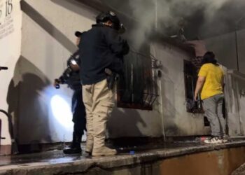 ¡Terror en la Unidad Habitacional Ricardo Flores Magón! Sujetos incendian vivienda y provocan pánico entre vecinos