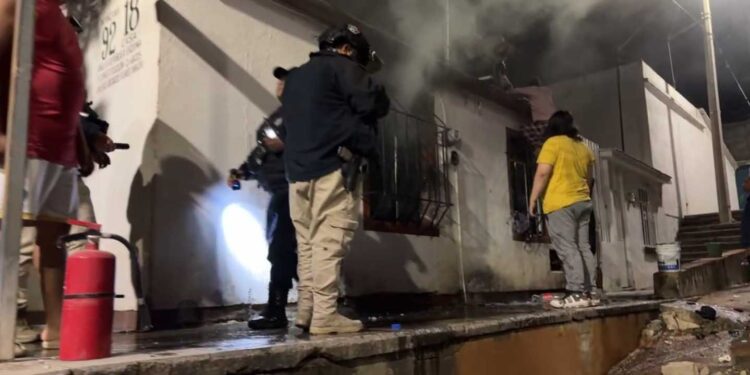 ¡Terror en la Unidad Habitacional Ricardo Flores Magón! Sujetos incendian vivienda y provocan pánico entre vecinos
