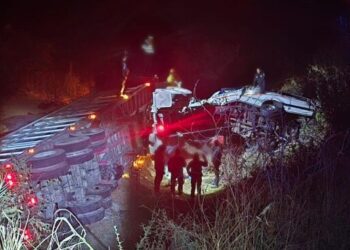 ¡Atroz siniestro carretero! Fatal encontronazo entre urvan de Líneas Unidas y tráiler