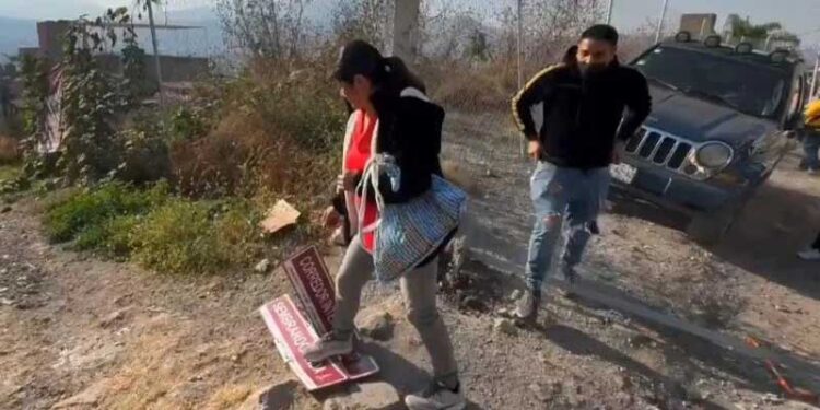 Vecinos de Tultitlán derriban nomenclaturas de la colonia Cuarta Transformación
