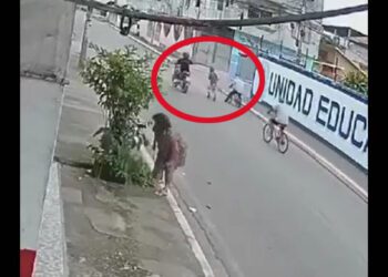 VIDEO | Sicario asesina a dos hombres en plena calle, en segundos es detenido por policías