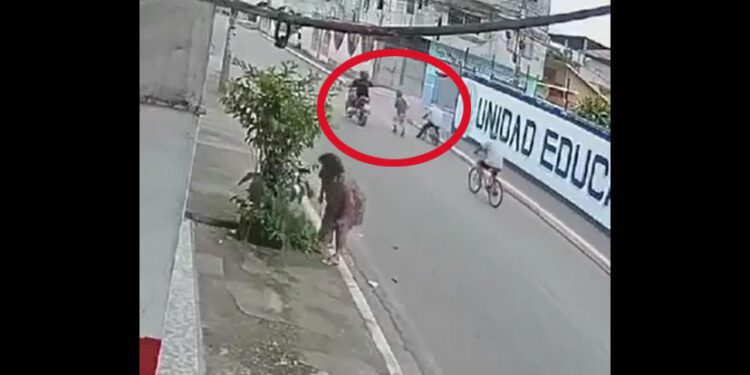 VIDEO | Sicario asesina a dos hombres en plena calle, en segundos es detenido por policías