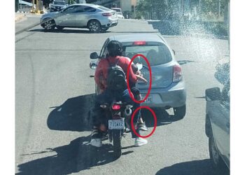 ¡Imprudencia al volante! Les vale y viajaban en moto con menores y sin casco de protección