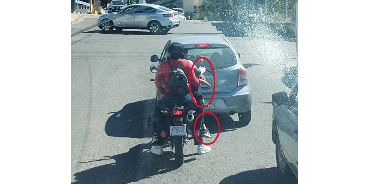 ¡Imprudencia al volante! Les vale y viajaban en moto con menores y sin casco de protección
