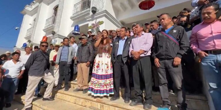Margarita Cruz Gómez asume la presidencia municipal de Huautla tras detención de su esposo