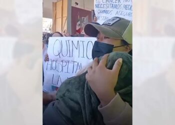Foto: captura de video // Entre llanto y gritos, Sandra Pascual reclamó la falta de tratamientos oncológicos para los infantes.