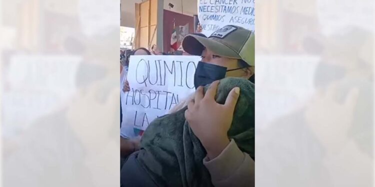 Foto: captura de video // Entre llanto y gritos, Sandra Pascual reclamó la falta de tratamientos oncológicos para los infantes.