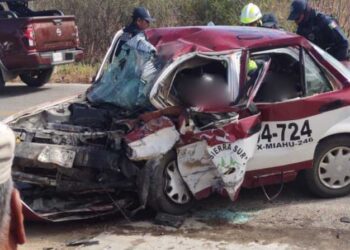 VIDEO | ¡Atroz encontronazo! Mueren tres personas prensadas en taxi en Miahuatlán de Porfirio Díaz
