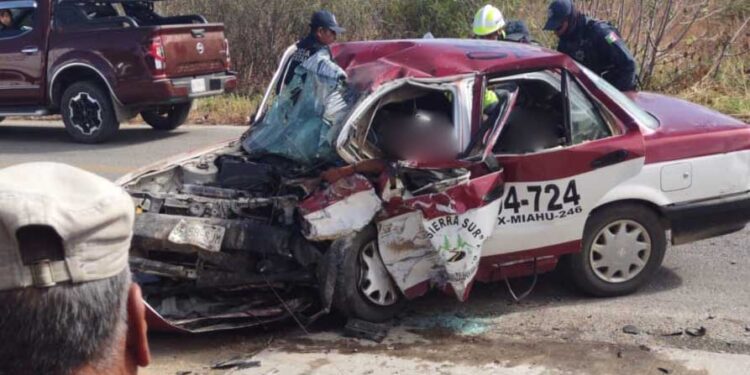 VIDEO | ¡Atroz encontronazo! Mueren tres personas prensadas en taxi en Miahuatlán de Porfirio Díaz
